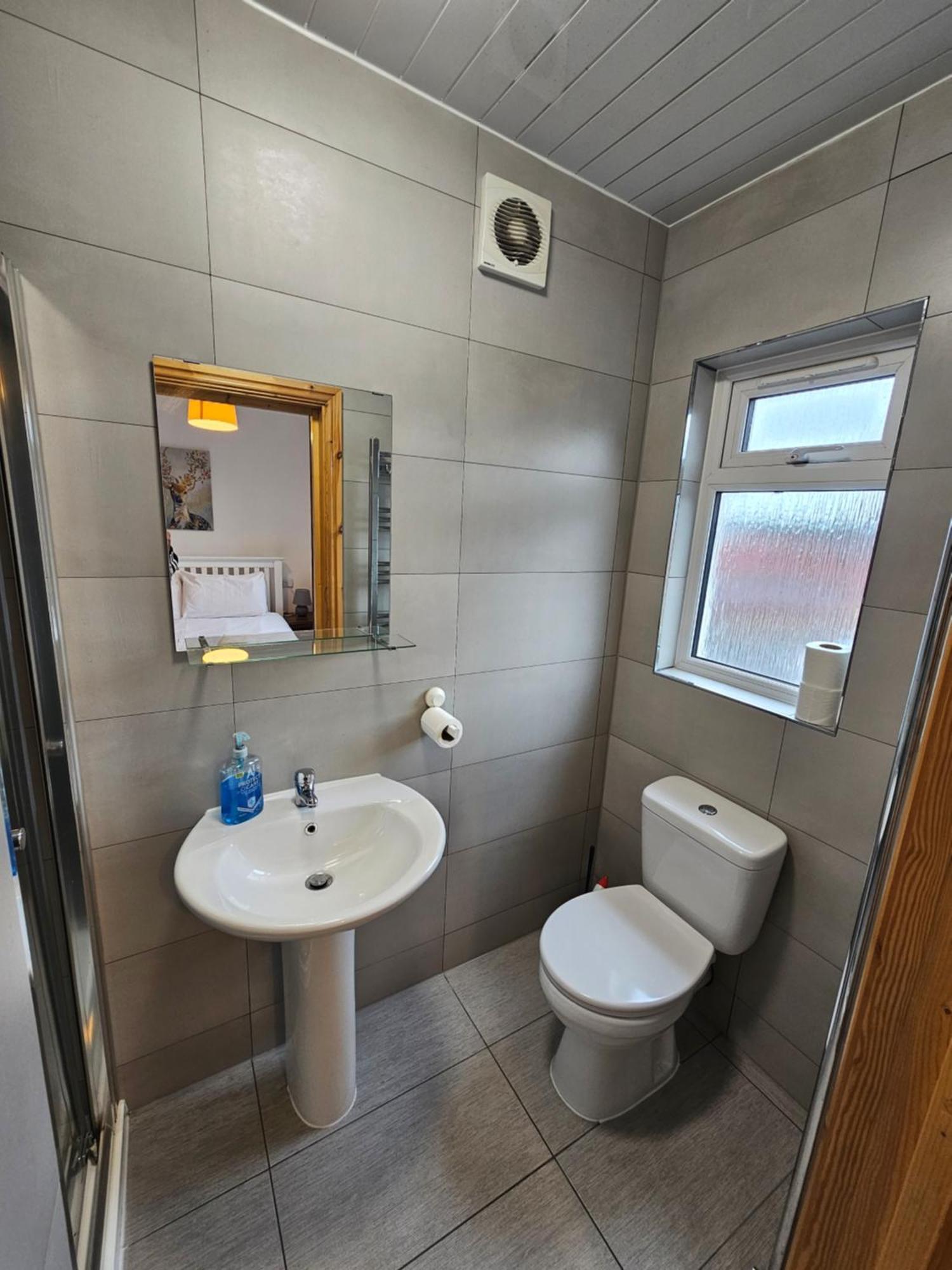 Homebird Property - Conway House ลีดส์ ภายนอก รูปภาพ